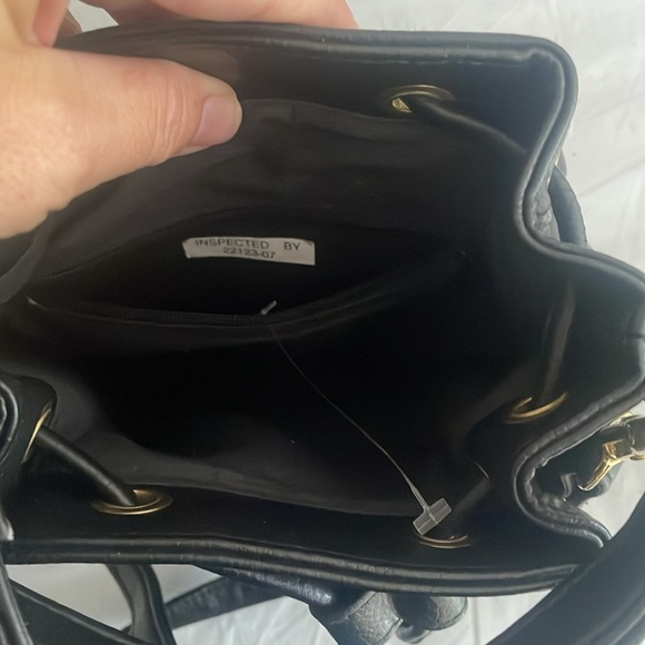 Fratelli women’s bucket bag drawstring top leather black gold medium size 8” x7” - Picture 6 of 10